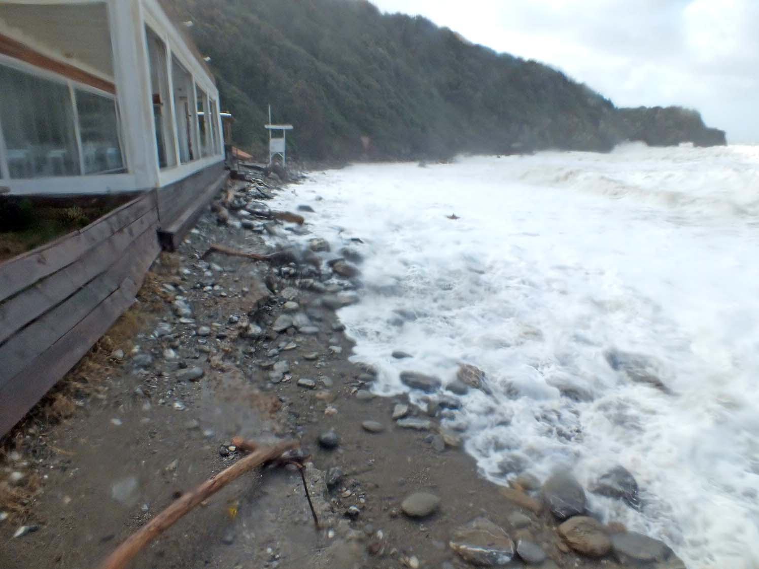 Scuole chiuse sull’isola per il forte vento e il rischio mareggiate