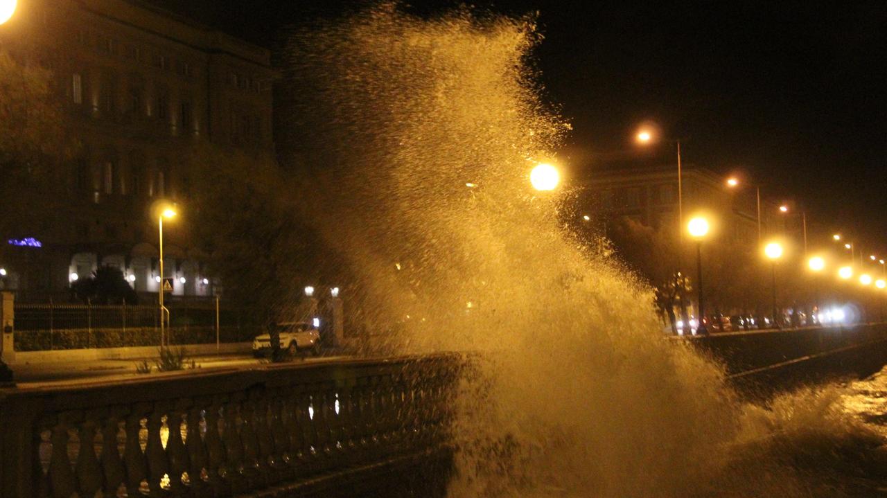 Una mareggiata sul lungomare di Livorno (foto d'archivio)