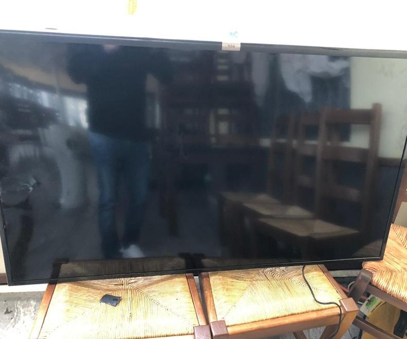 Il televisore da 50 pollici danneggiato