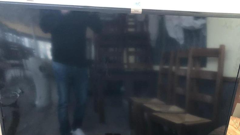 Il televisore da 50 pollici danneggiato