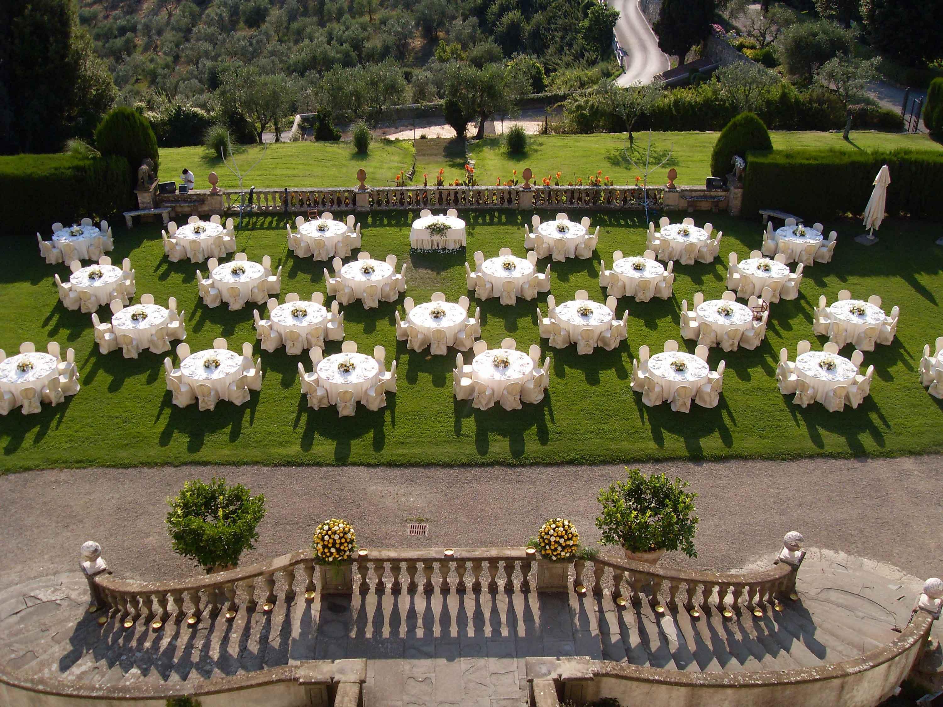 Il prato della villa La Ferdinanda di Artimino allestito per un matrimonio