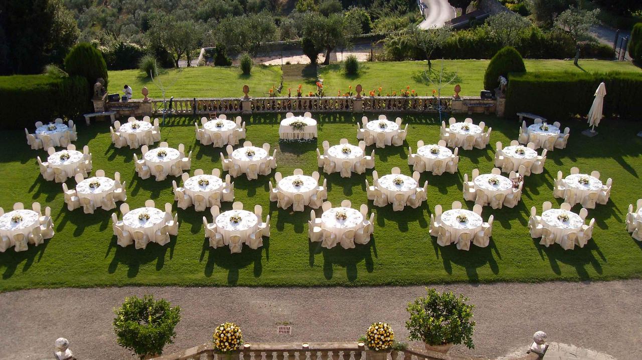 Il prato della villa La Ferdinanda di Artimino allestito per un matrimonio