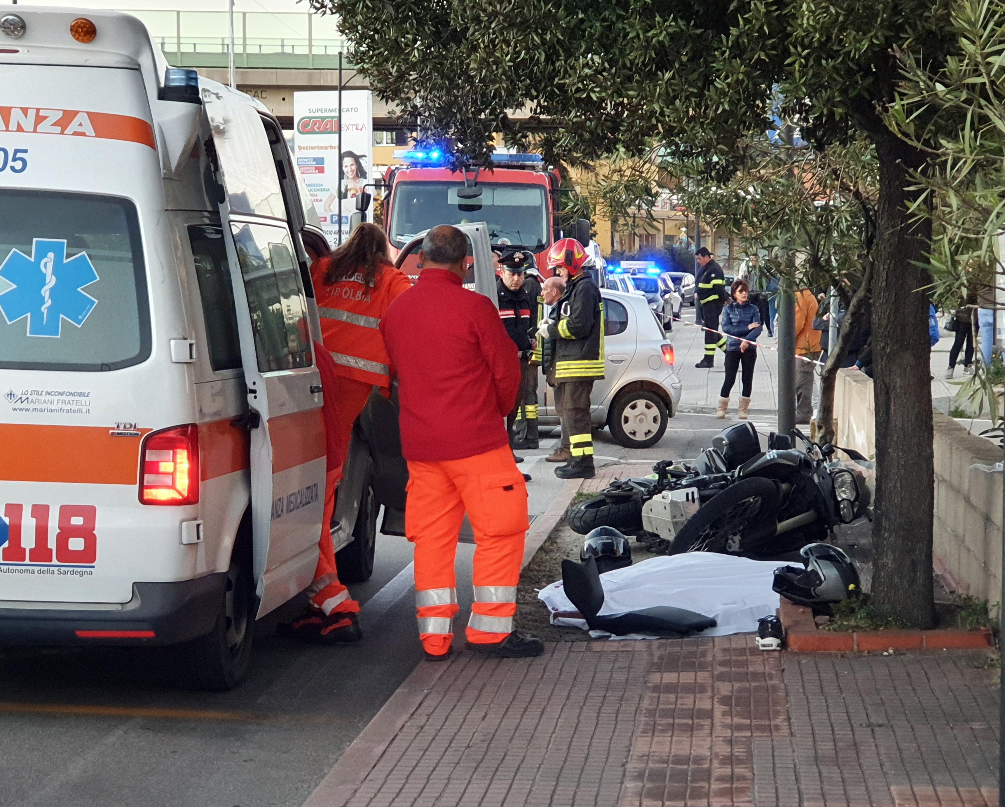 I soccorritori sul luogo dell'incidente in viale Aldo Moro (foto Gavino Sanna)