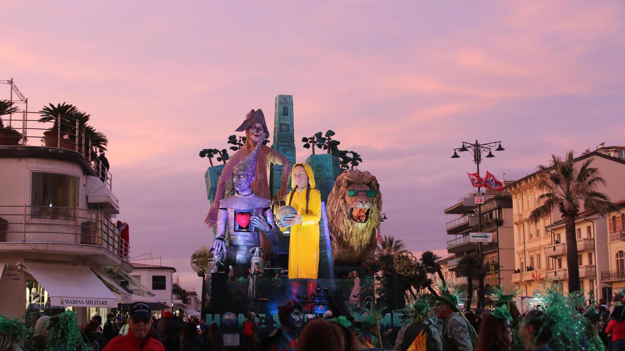 Il carro di Greta Thunberg trionfa al Carnevale di Viareggio