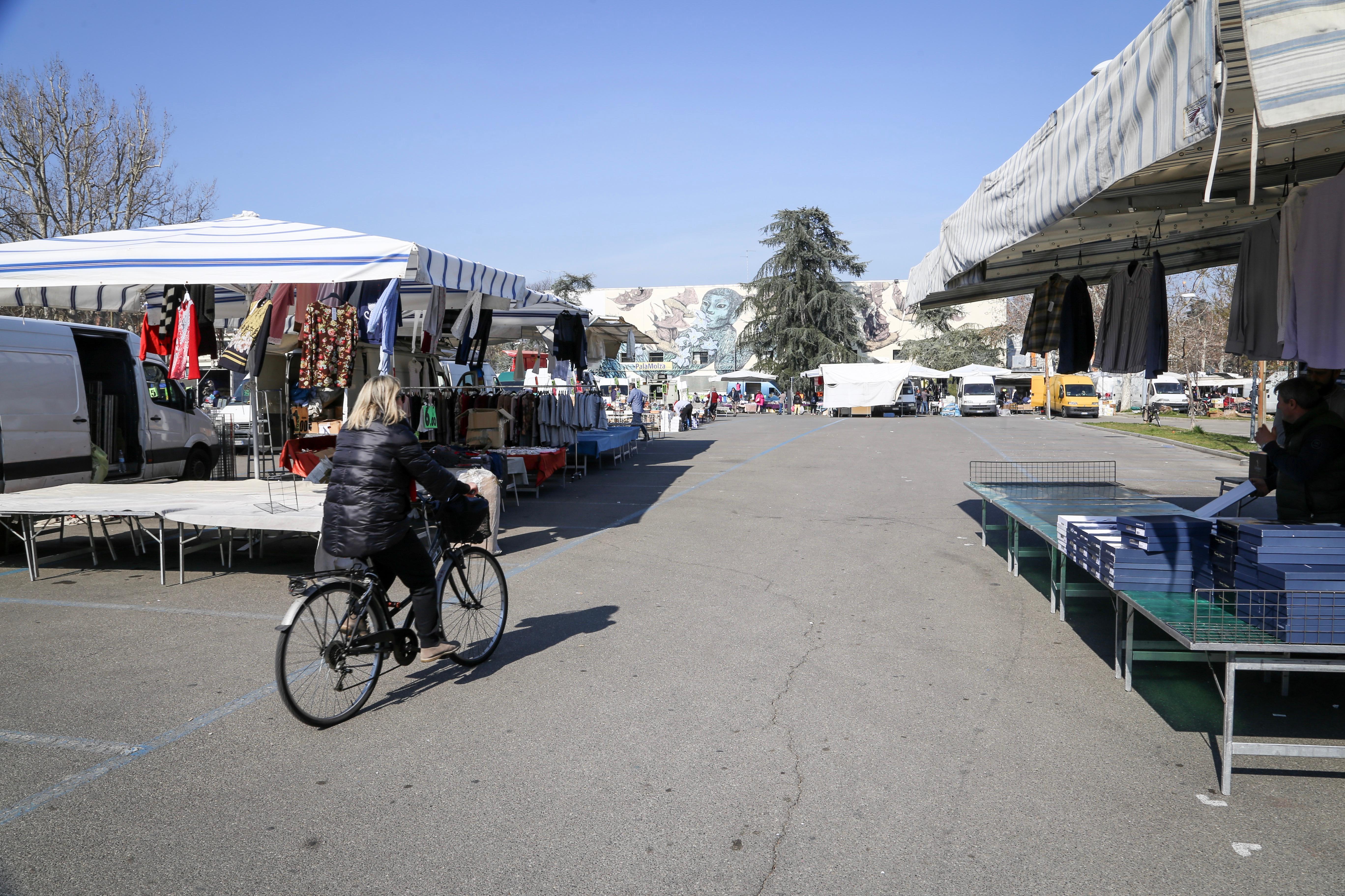 Mercato Novi Sad vuoto, pochi bimbi e bar deserti E solito assalto ai market 