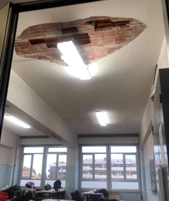 Riaperte due aule su tre al liceo Pascoli