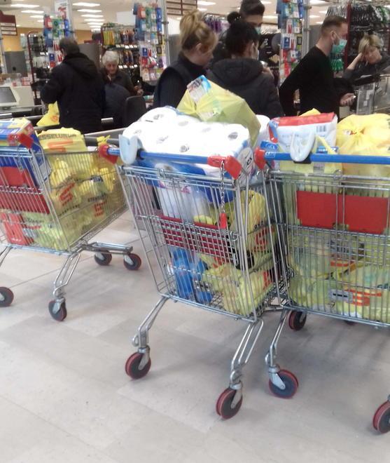 Scaffali vuoti e carrelli stracolmi per paura di non poter uscire di casa 