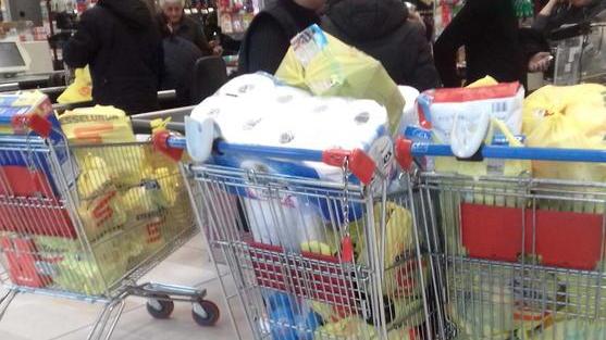 Scaffali vuoti e carrelli stracolmi per paura di non poter uscire di casa