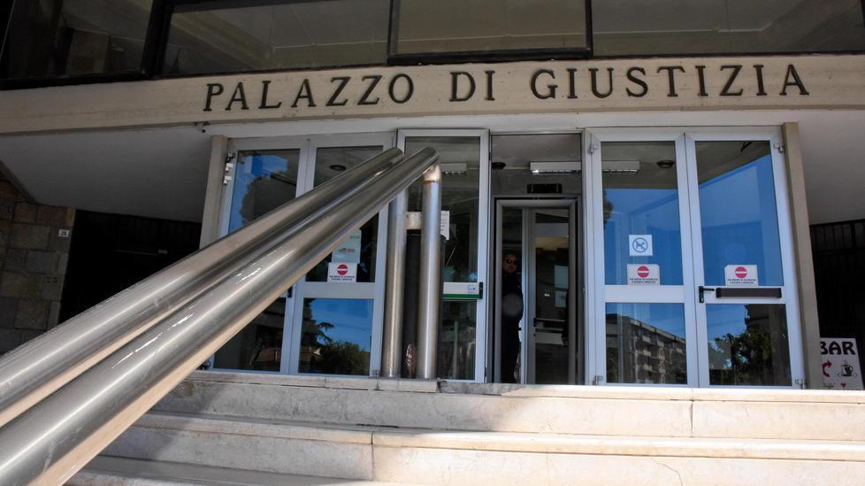 Vede che rubano una bicicletta e li fa fermare dalla polizia 
