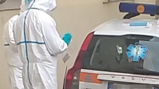 Allarme per i sanitari al lavoro con le tute