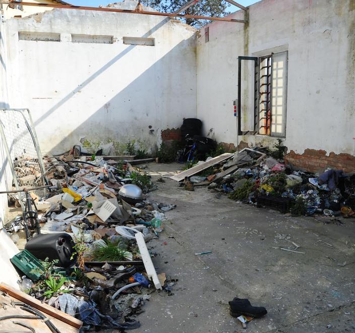 Quei cumuli di macerie e rifiuti in profondo stato di abbandono
