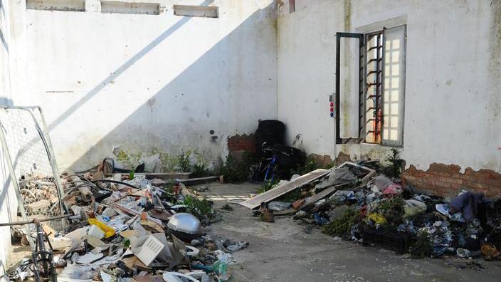 Quei cumuli di macerie e rifiuti in profondo stato di abbandono