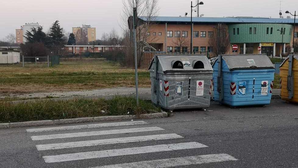 Le strisce pedonali finiscono nell’aiuola