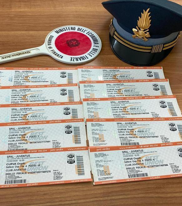Alla stadio con i biglietti falsi Giovani truffati dai bagarini 