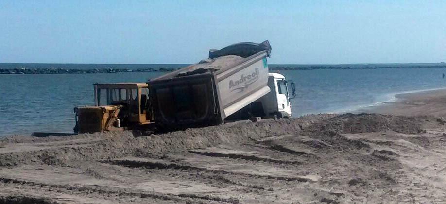 Via al ripascimento ai Lidi La sabbia dallo Scannone e dal canale Logonovo 