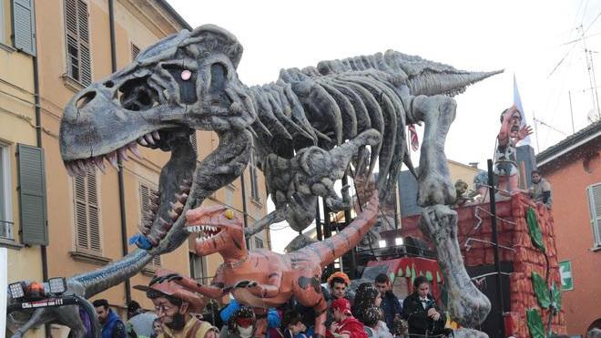 A “Jurassic Saber” il gonfalone del Castlein Successo di partecipazione al Carnevale