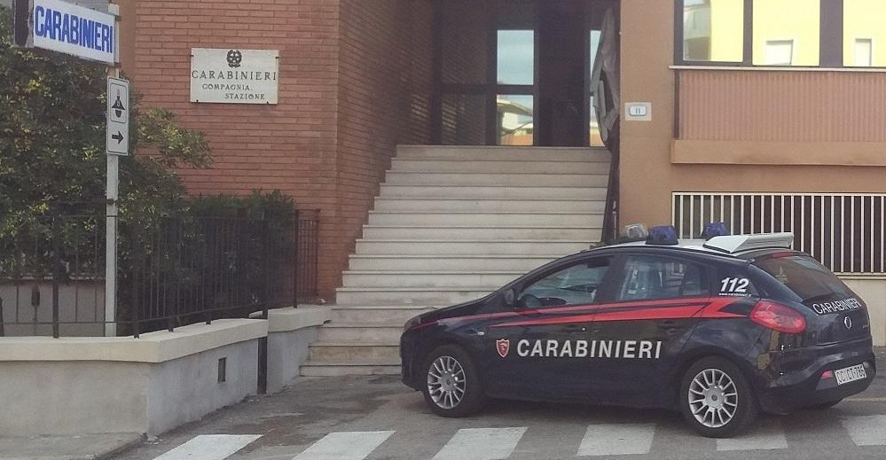 Una impronta lasciata nel 2014 fa scoprire l’autrice del furto