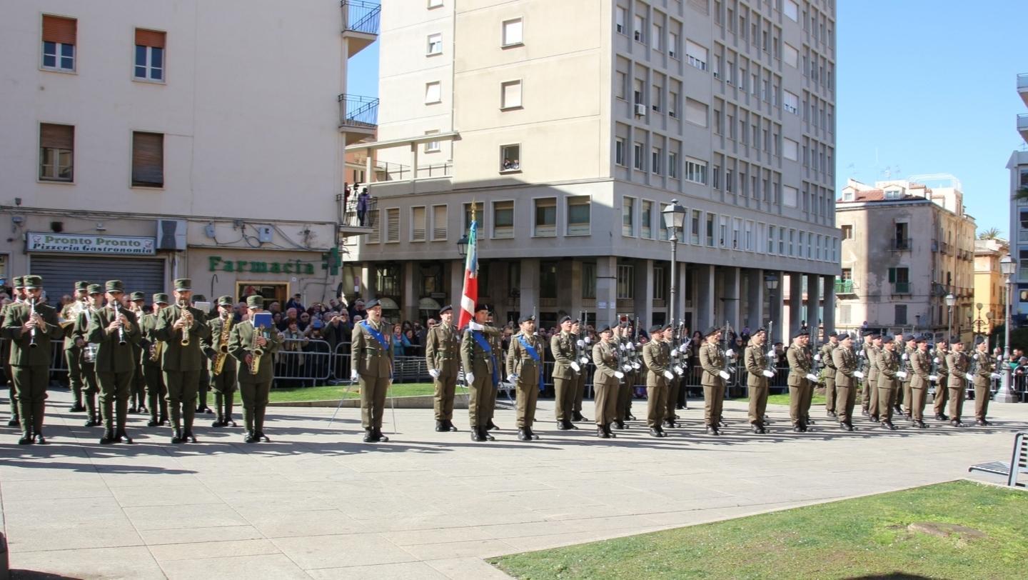 La piazza canta Dimonios e fa festa con i sassarini 