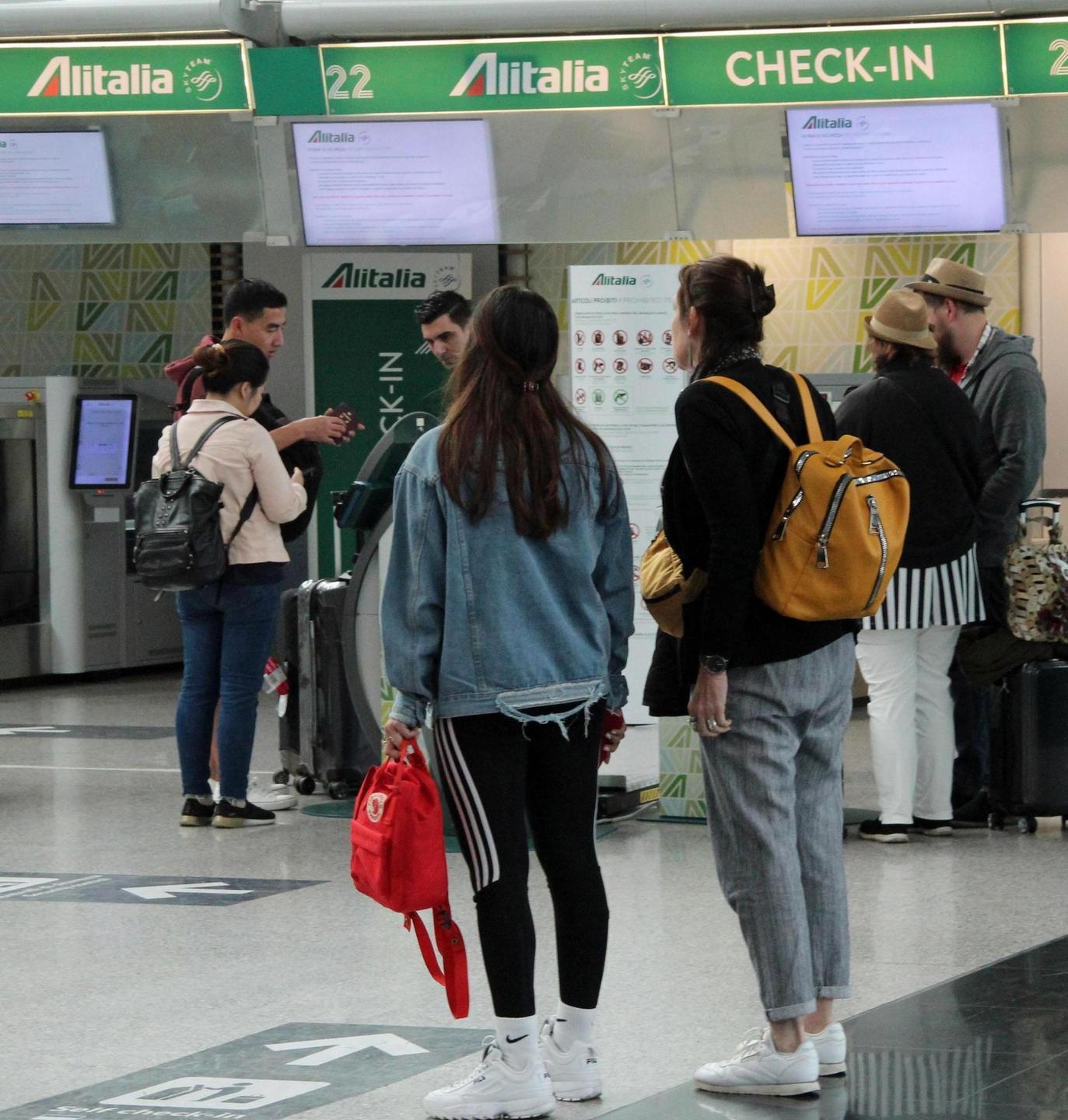 Aerei, sciopero rimandato ma volare è impossibile 