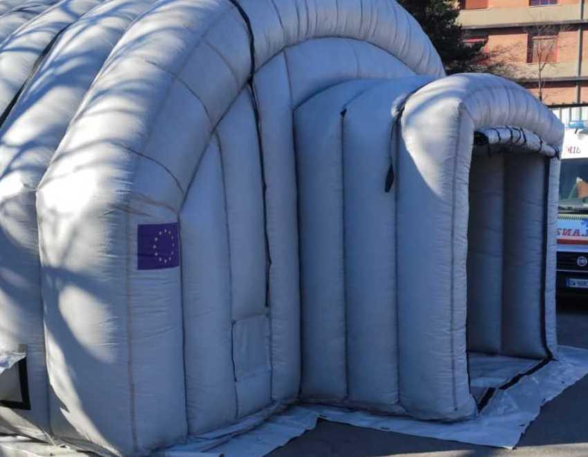 Ospedali modenesi. Davanti al pronto soccorso strutture mobili di prefiltraggio 