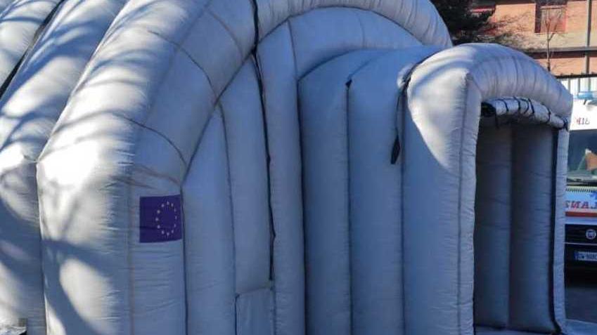 Ospedali modenesi. Davanti al pronto soccorso strutture mobili di prefiltraggio