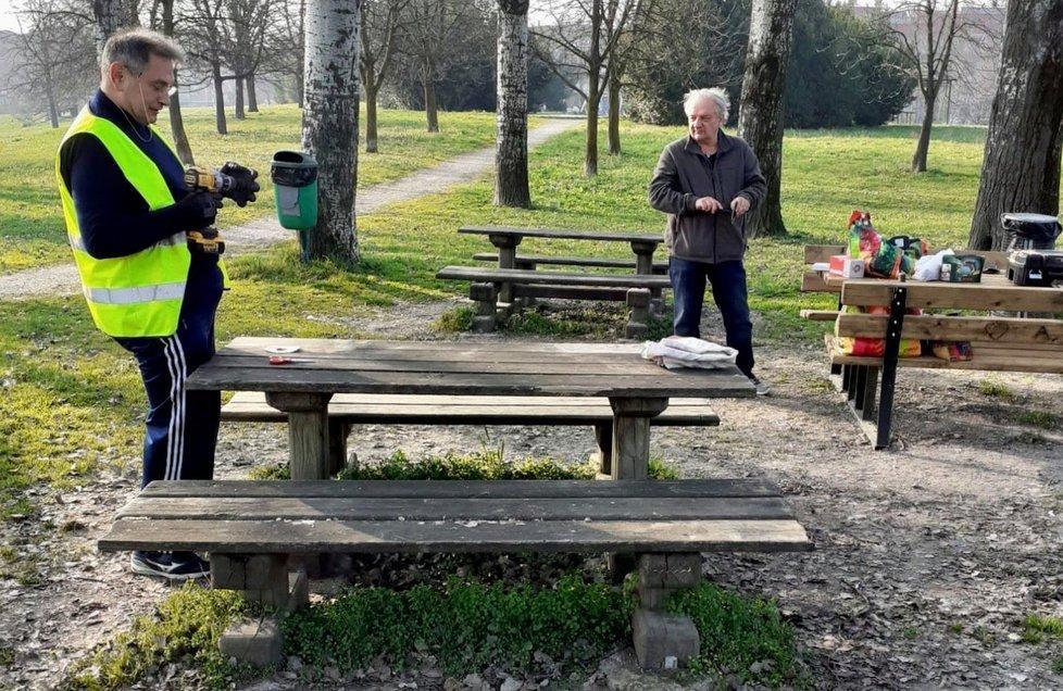Modena Le panchine rovinate rifatte dai volontari al parco Divisione Acqui 