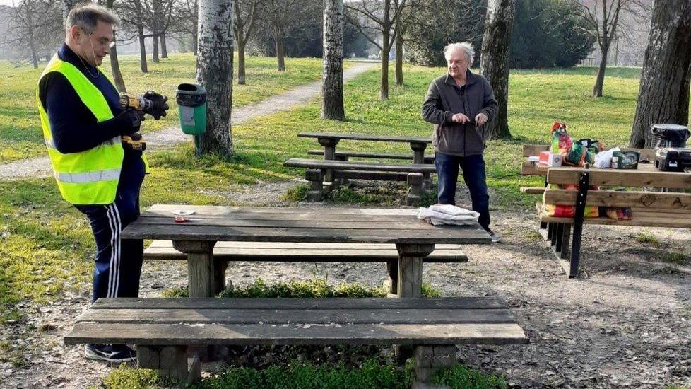 Modena Le panchine rovinate rifatte dai volontari al parco Divisione Acqui
