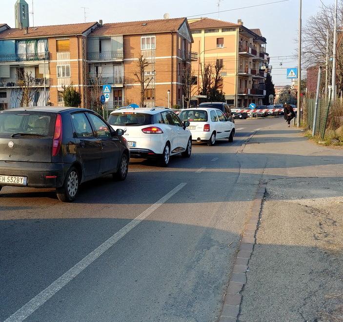 Modena Sbarre in tilt in strada Morane, traffico bloccato E c’è chi attraversa i binari 