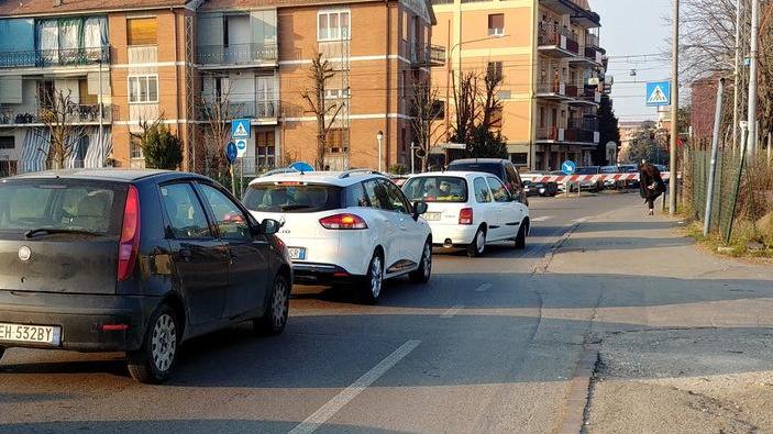 Modena Sbarre in tilt in strada Morane, traffico bloccato E c’è chi attraversa i binari