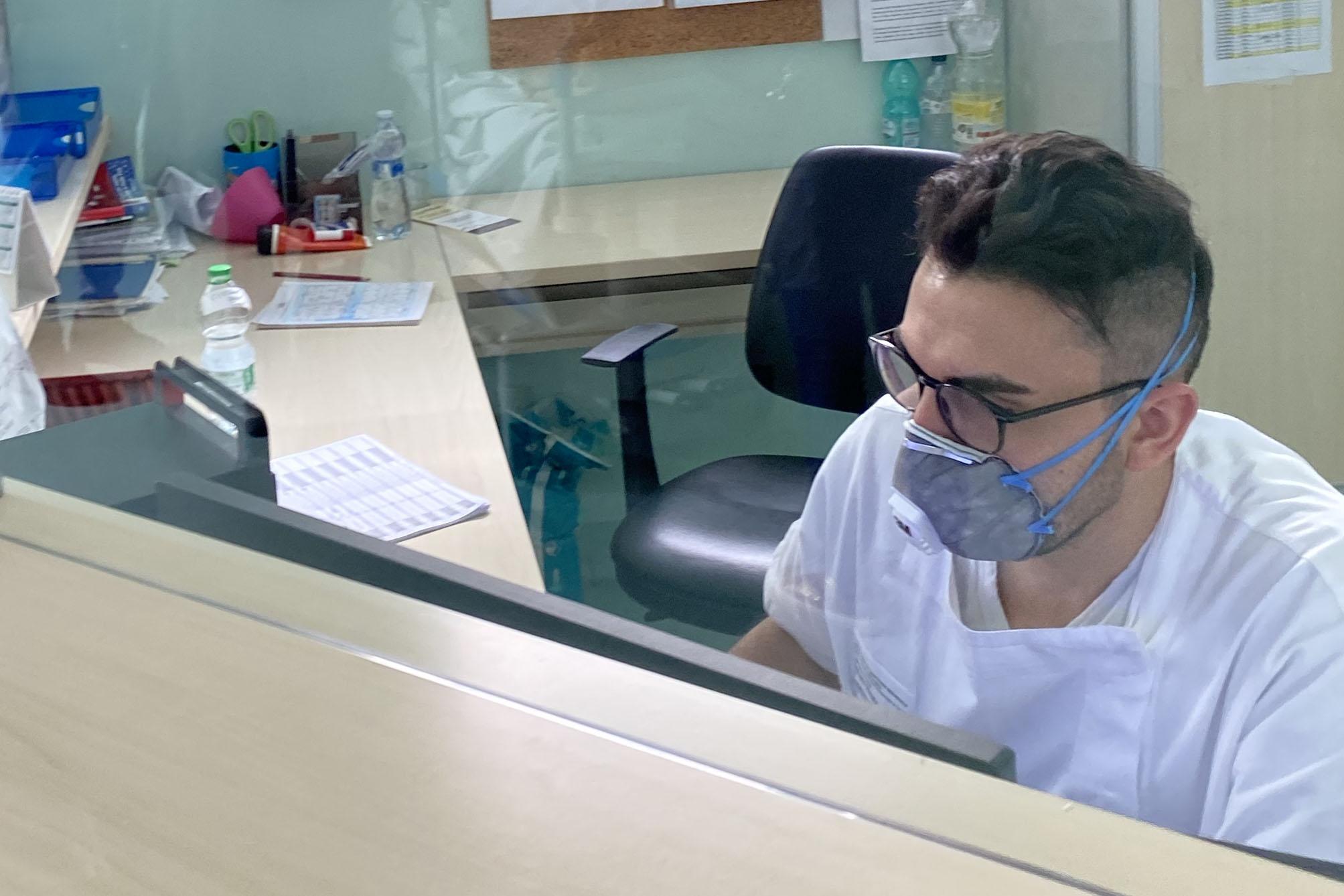 Coronavirus, quarantena a casa per 15 medici, oss e infermieri di Cona 