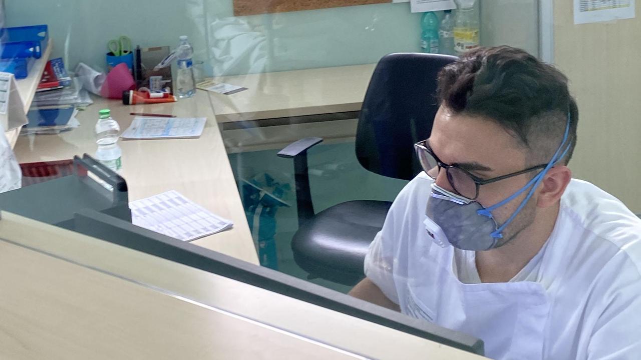 Coronavirus, quarantena a casa per 15 medici, oss e infermieri di Cona