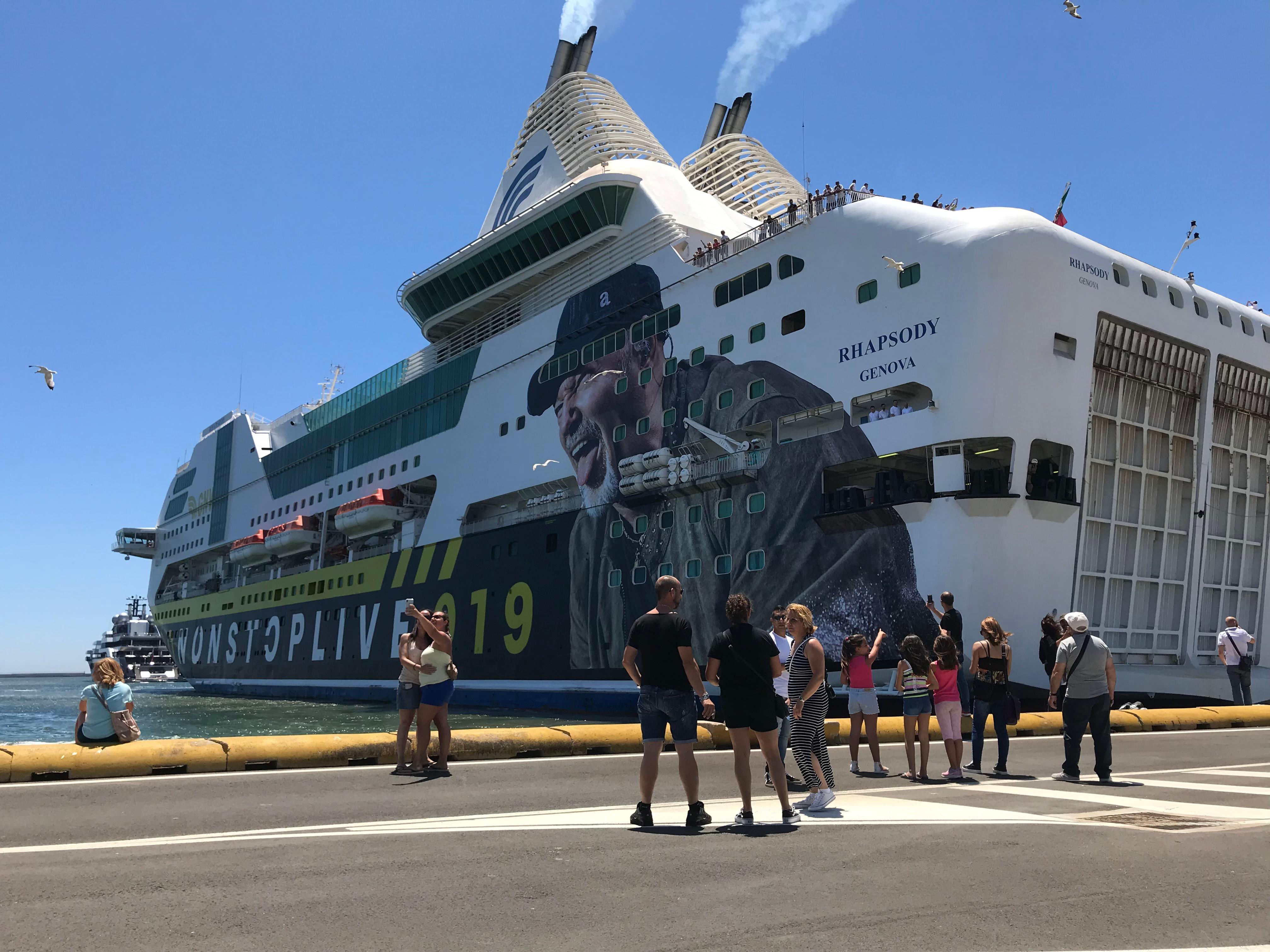 La nave di Vasco Rossi nel porto di Cagliari (foto Mario Rosas)