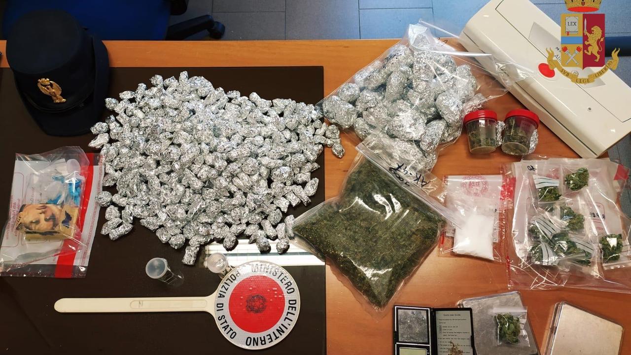 Cagliari, casa market della droga: 25enne trovato con 700 grammi di marijuana 