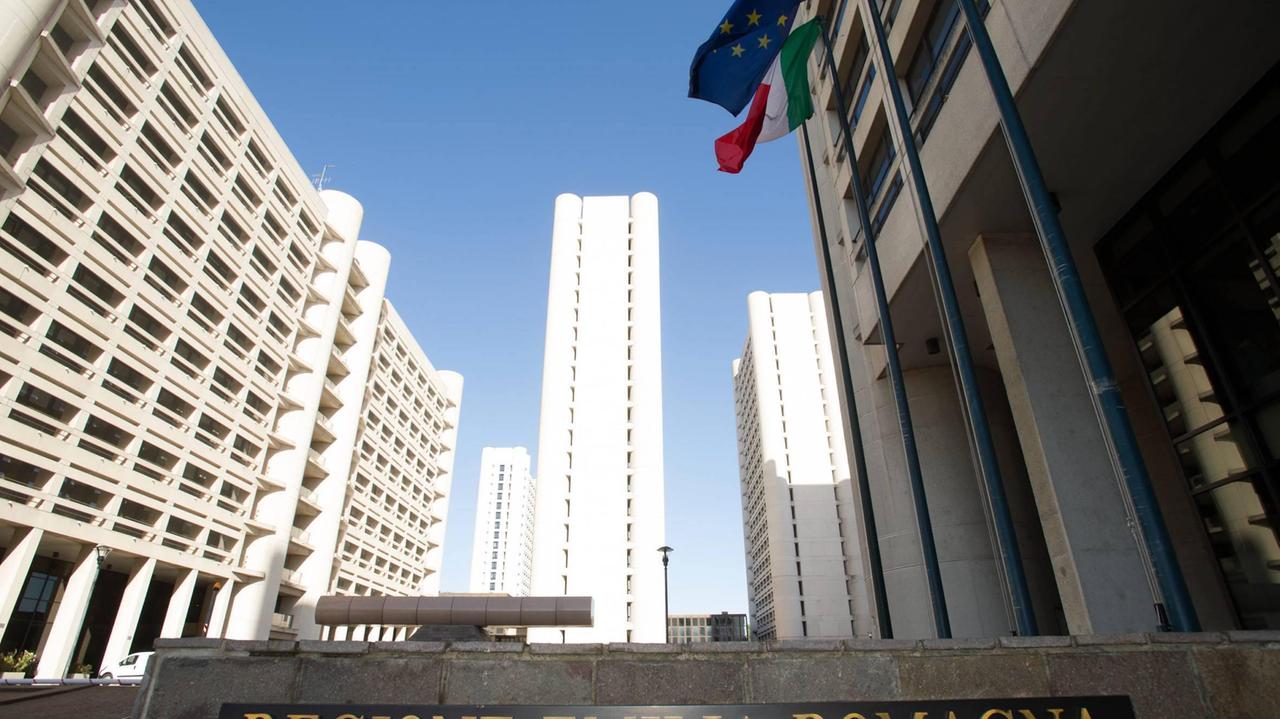 Coronavirus, a porte chiuse l'insediamento del consiglio regionale: poi il dietro front