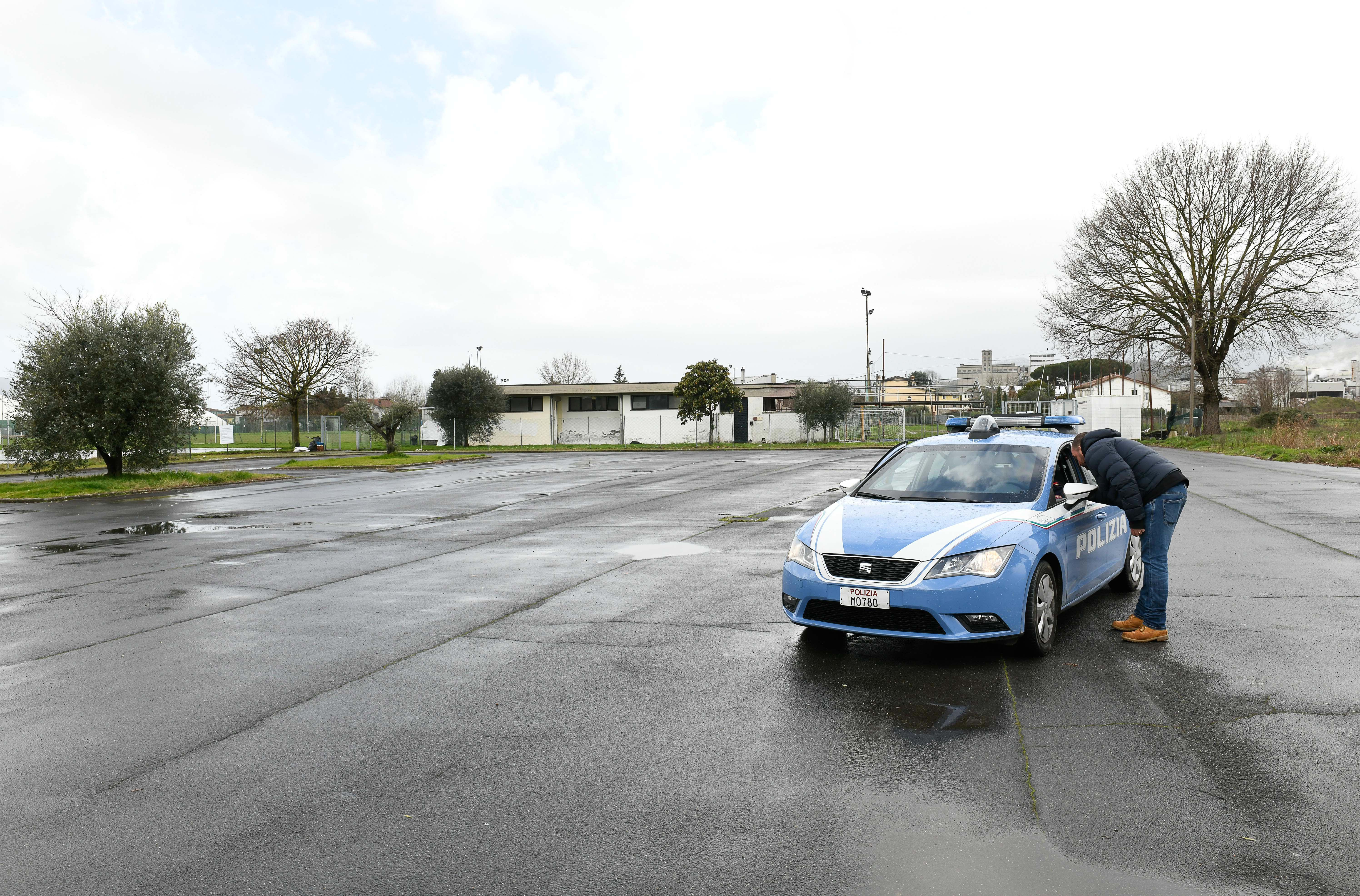 Ordigno esplode nel parcheggio del campo sportivo: indaga la polizia