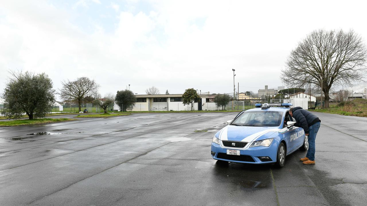 Ordigno esplode nel parcheggio del campo sportivo: indaga la polizia