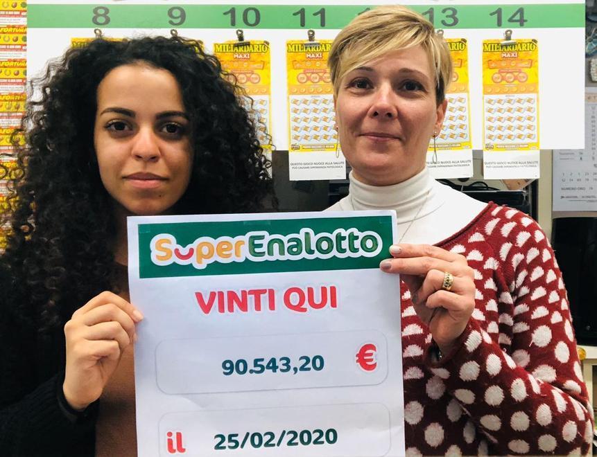 La titolare del bar e la commessa mostrano il cartello con la maxi vincita a Supernalotto
