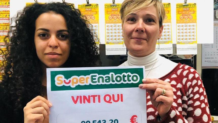 La titolare del bar e la commessa mostrano il cartello con la maxi vincita a Supernalotto