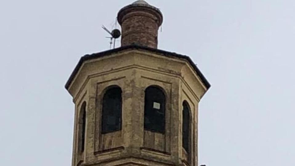 Il parafulmini che si è sèpezzato sulla torre dell'orllogio di Gualtieri