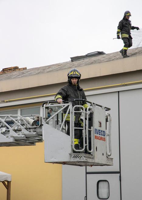 Forte vento a Modena: crolla lucernario sulle operaie 