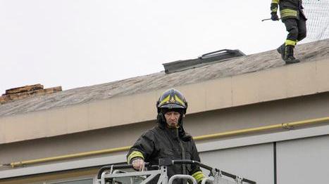 Forte vento a Modena: crolla lucernario sulle operaie