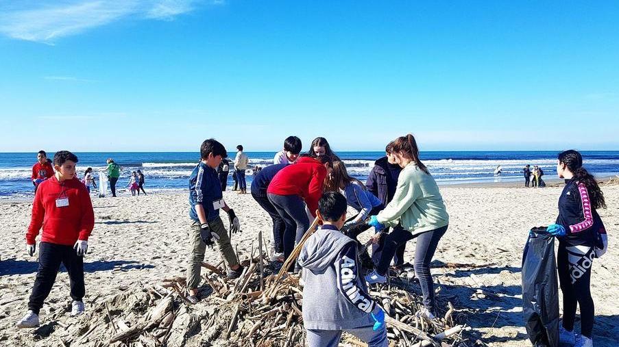 I ragazzi delle scuole puliscono la spiaggia dai rifiuti abbandonati