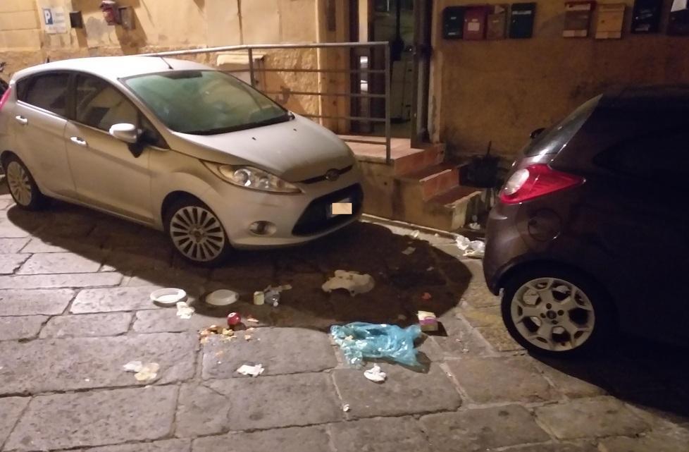 Rifiuti esposti di notte e gli animali fanno razzia