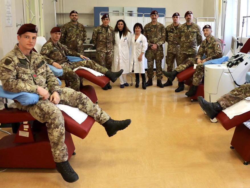La generosità dei parà: in 35 donano il sangue