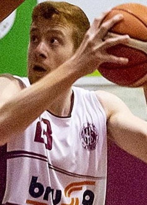 Almeno si salva con 14 punti e 6 rimbalzi 
