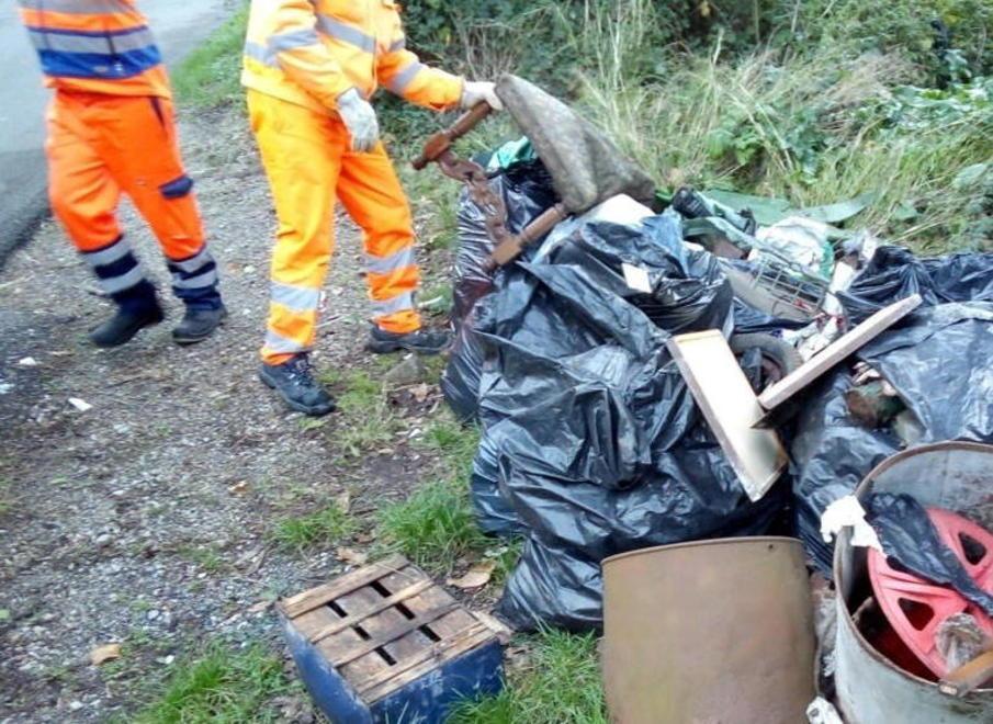 Rifiuti abbandonati, raccolti lungo le strade altri 900 chili