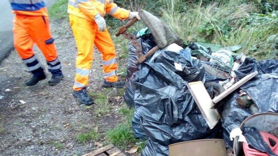 Rifiuti abbandonati, raccolti lungo le strade altri 900 chili