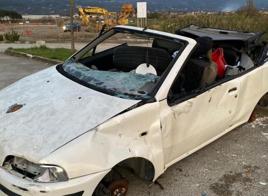 La Municipale rimuove due auto abbandonate e sanziona i proprietari