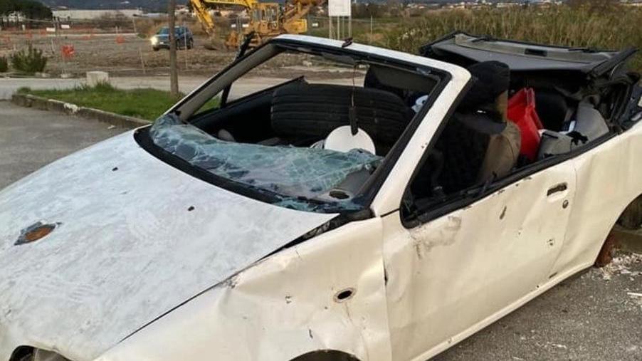 La Municipale rimuove due auto abbandonate e sanziona i proprietari