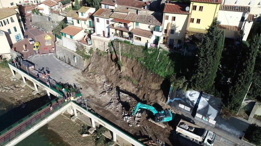 Muro crollato: le sei famiglie rientrano in casa